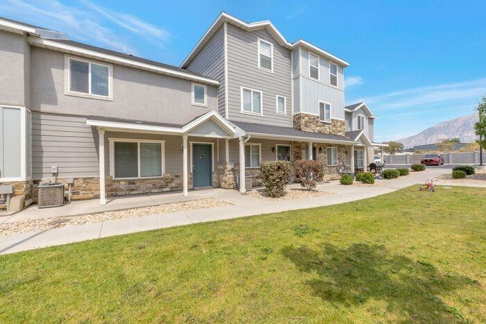 746 E 150 N - Photo 2 of 34