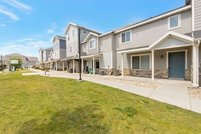 746 E 150 N - Photo 3 of 34