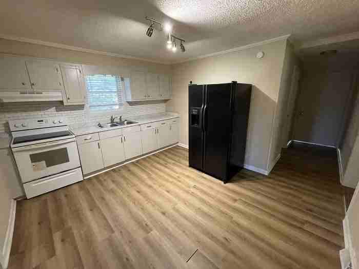 502 S Gray St - Photo 2 of 9