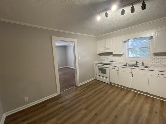 502 S Gray St - Photo 3 of 9