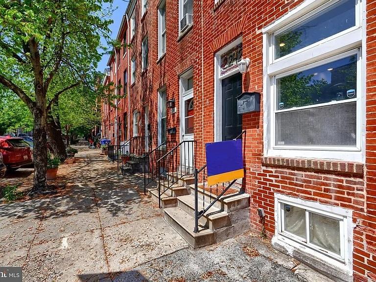 2242 E Fairmount Ave #2242 - Photo 2 of 35