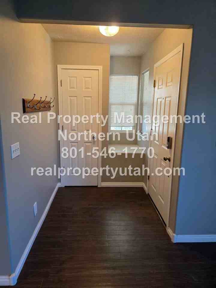 490 E 700 S - Photo 4 of 19