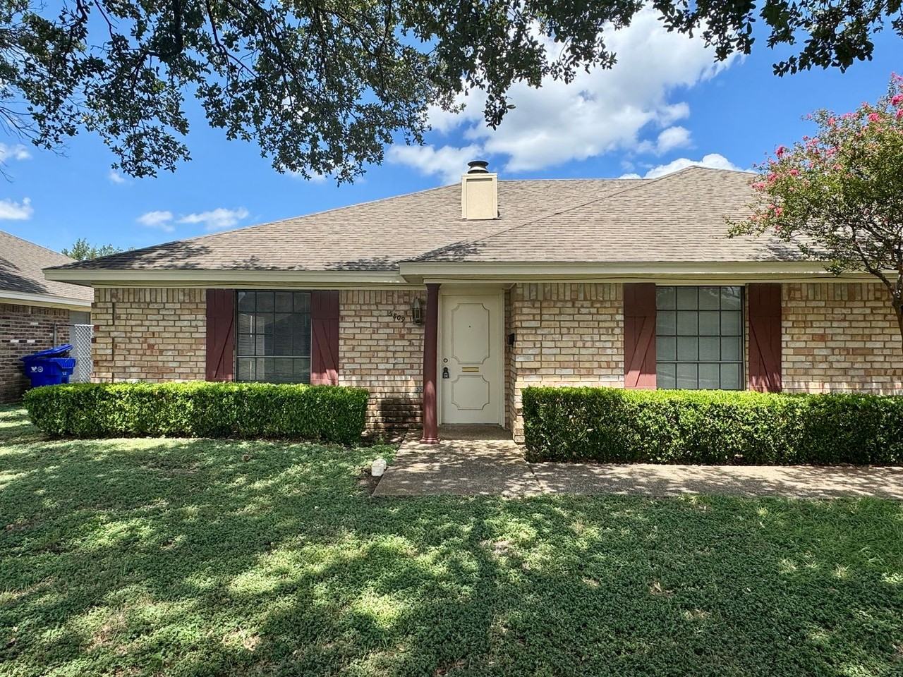 5809 Roxanne Dr - Photo 2 of 12