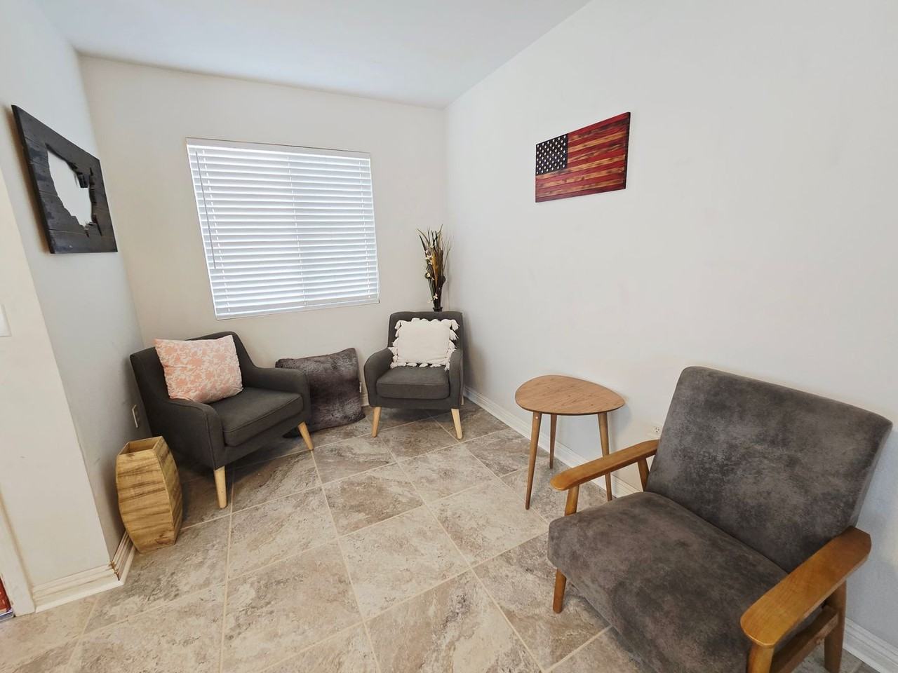 1525 Dakota Ln - Photo 3 of 19