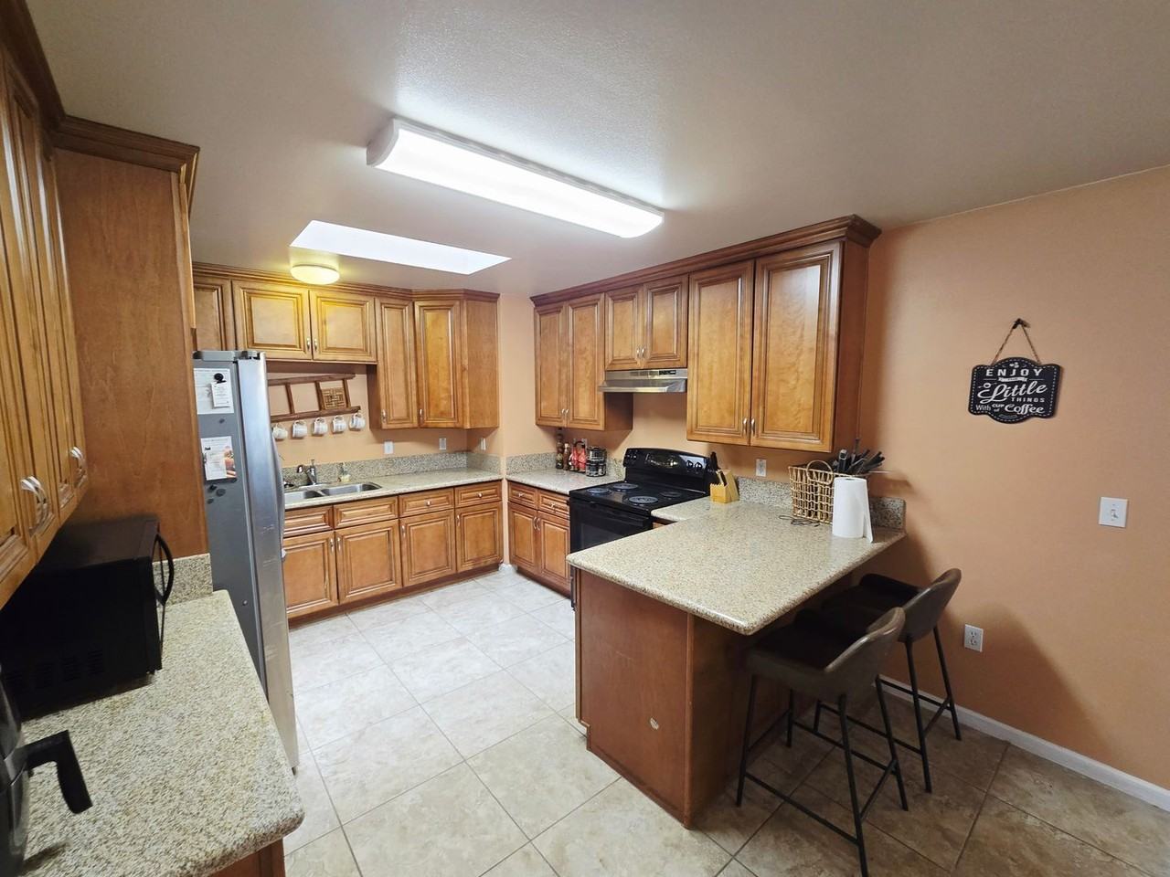 1525 Dakota Ln - Photo 4 of 19