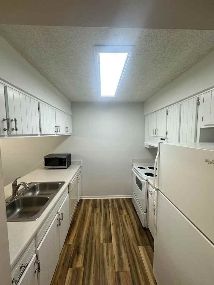 4 Westbrook Cir Apt A - Photo 7 of 32