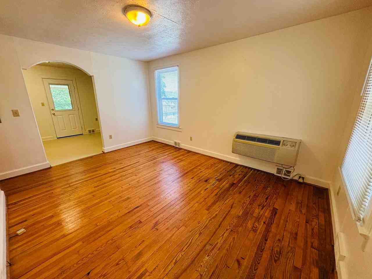 821 Montgomery St - Photo 2 of 7