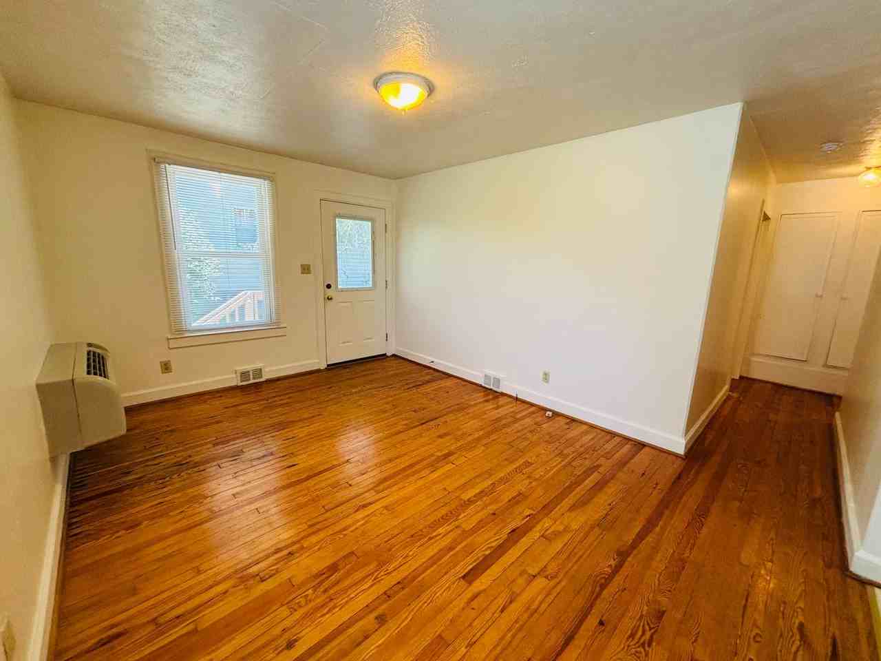 821 Montgomery St - Photo 4 of 7