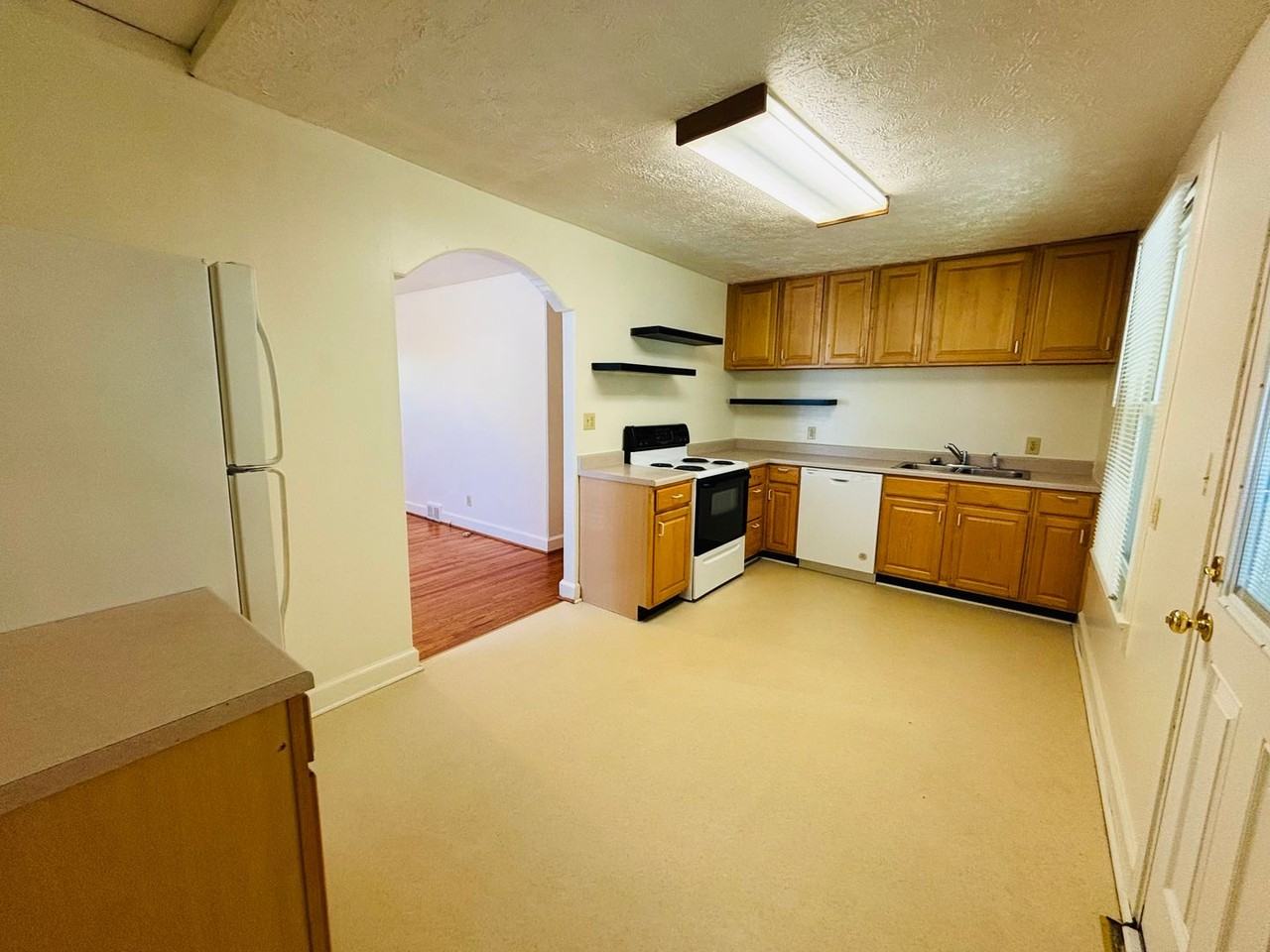 821 Montgomery St - Photo 5 of 7