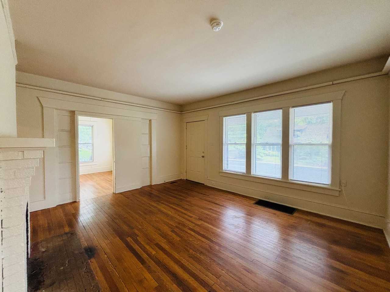 903 S Main St - Photo 4 of 18
