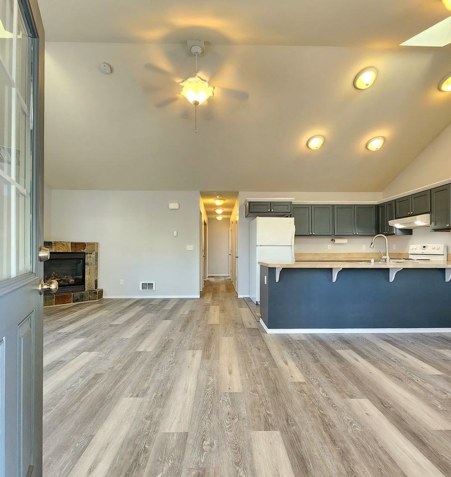 112 N Gifford Ave - Photo 3 of 23