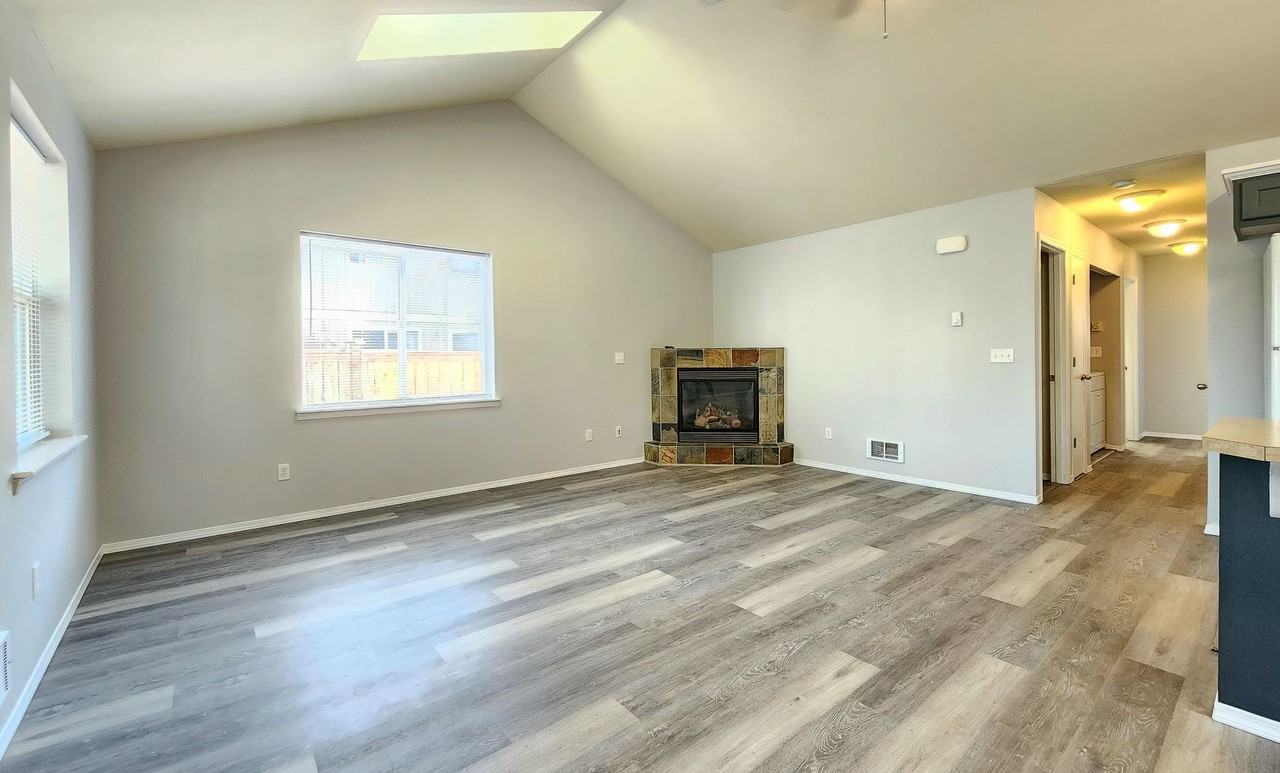 112 N Gifford Ave - Photo 4 of 23