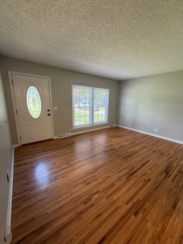 110 Oakwood Dr - Photo 2 of 12