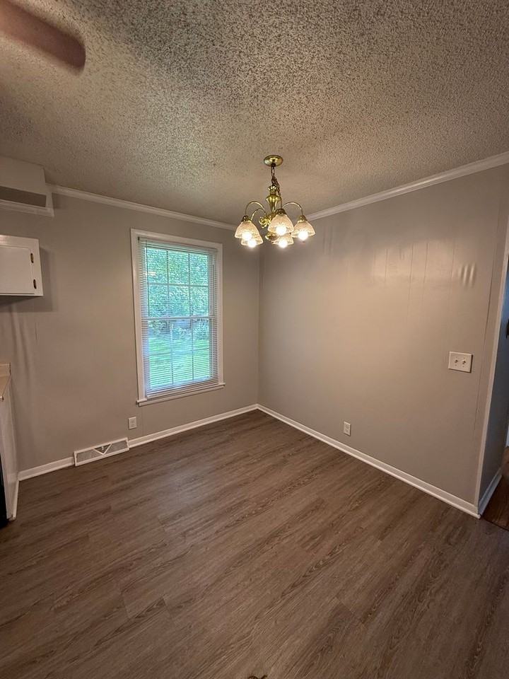 110 Oakwood Dr - Photo 3 of 12