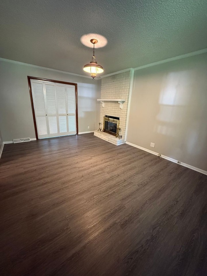110 Oakwood Dr - Photo 4 of 12
