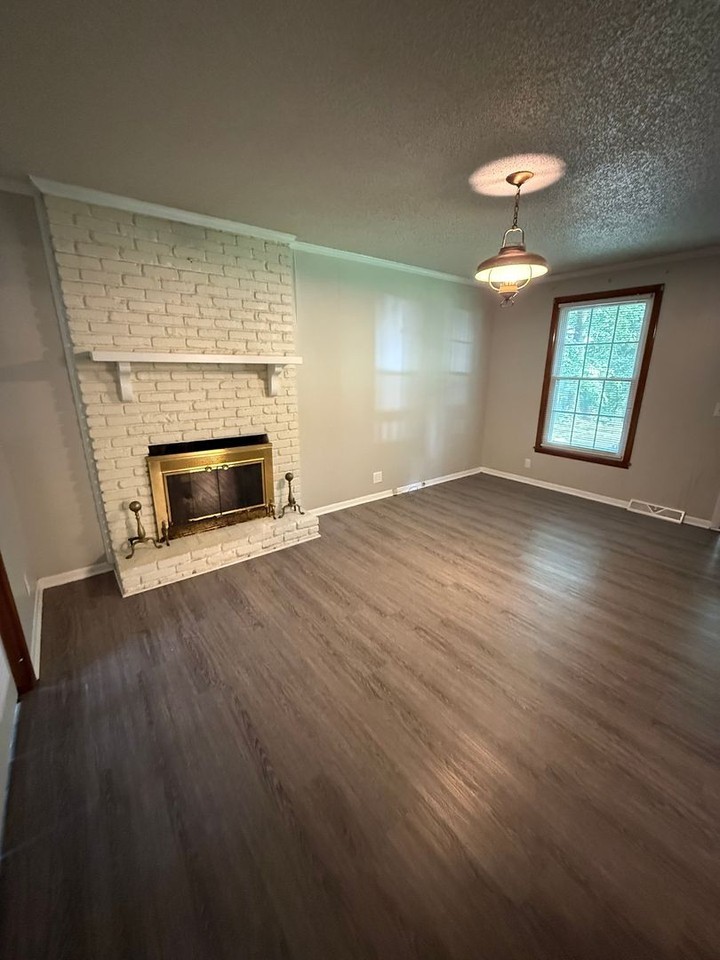 110 Oakwood Dr - Photo 5 of 12