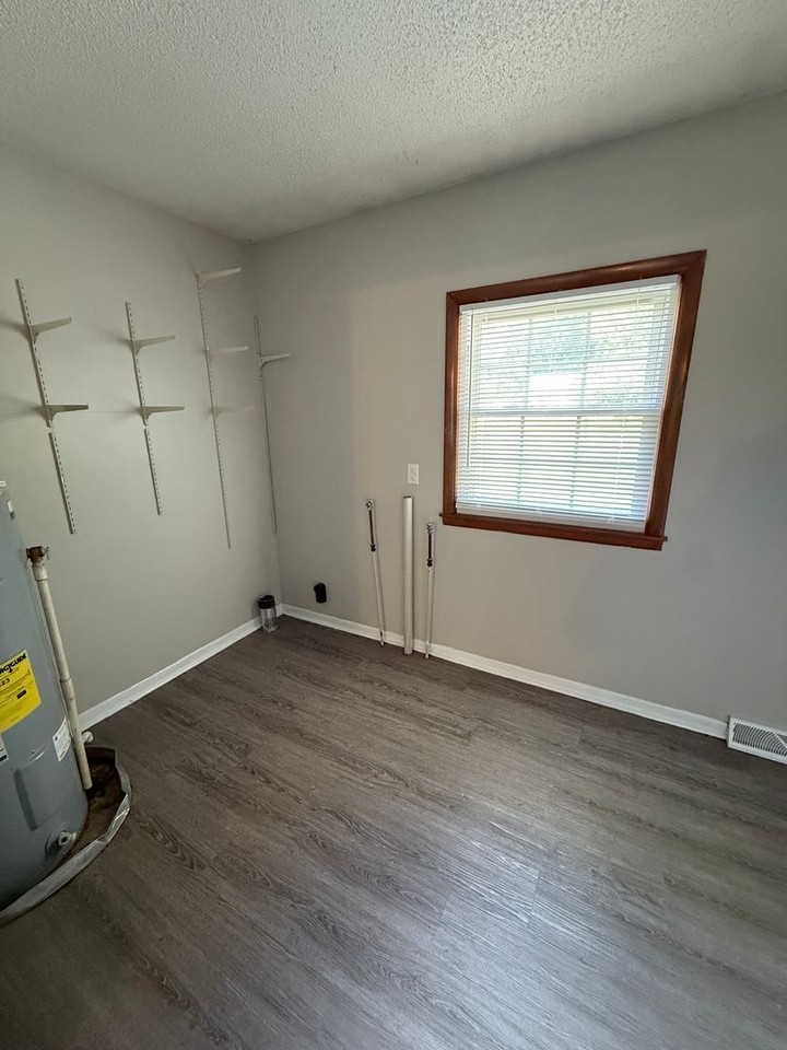 110 Oakwood Dr - Photo 6 of 12