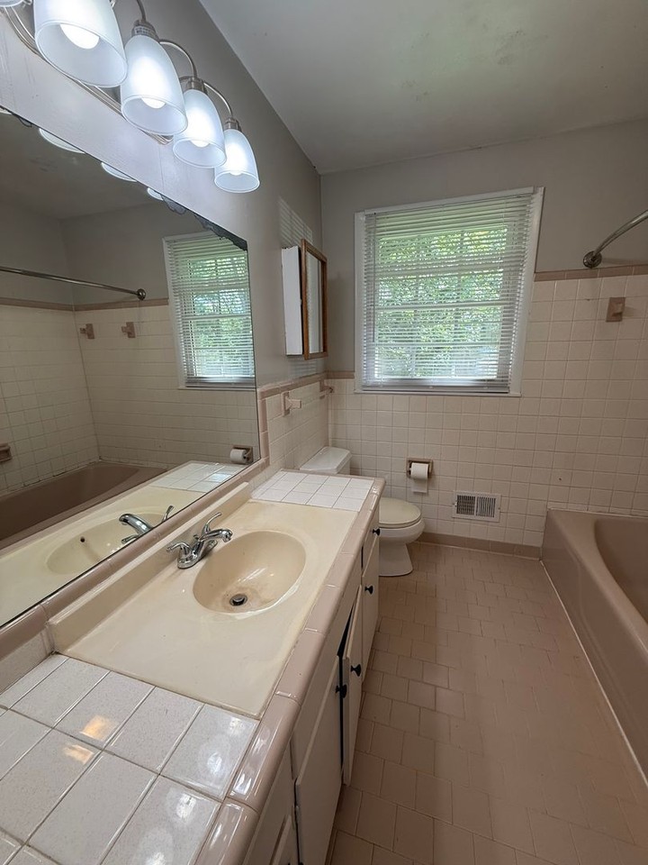 110 Oakwood Dr - Photo 7 of 12