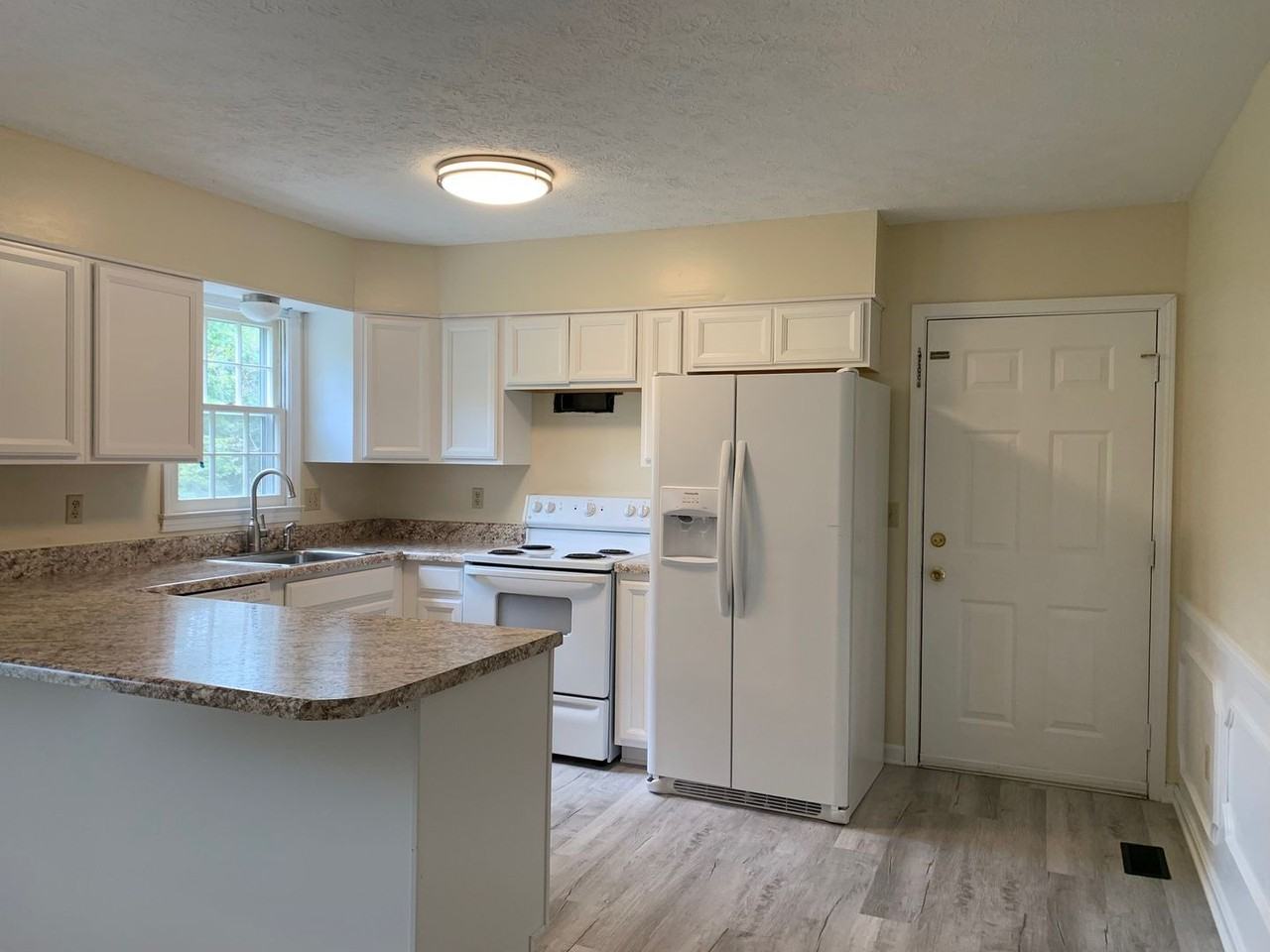 208 Woodbine Dr - Photo 5 of 21