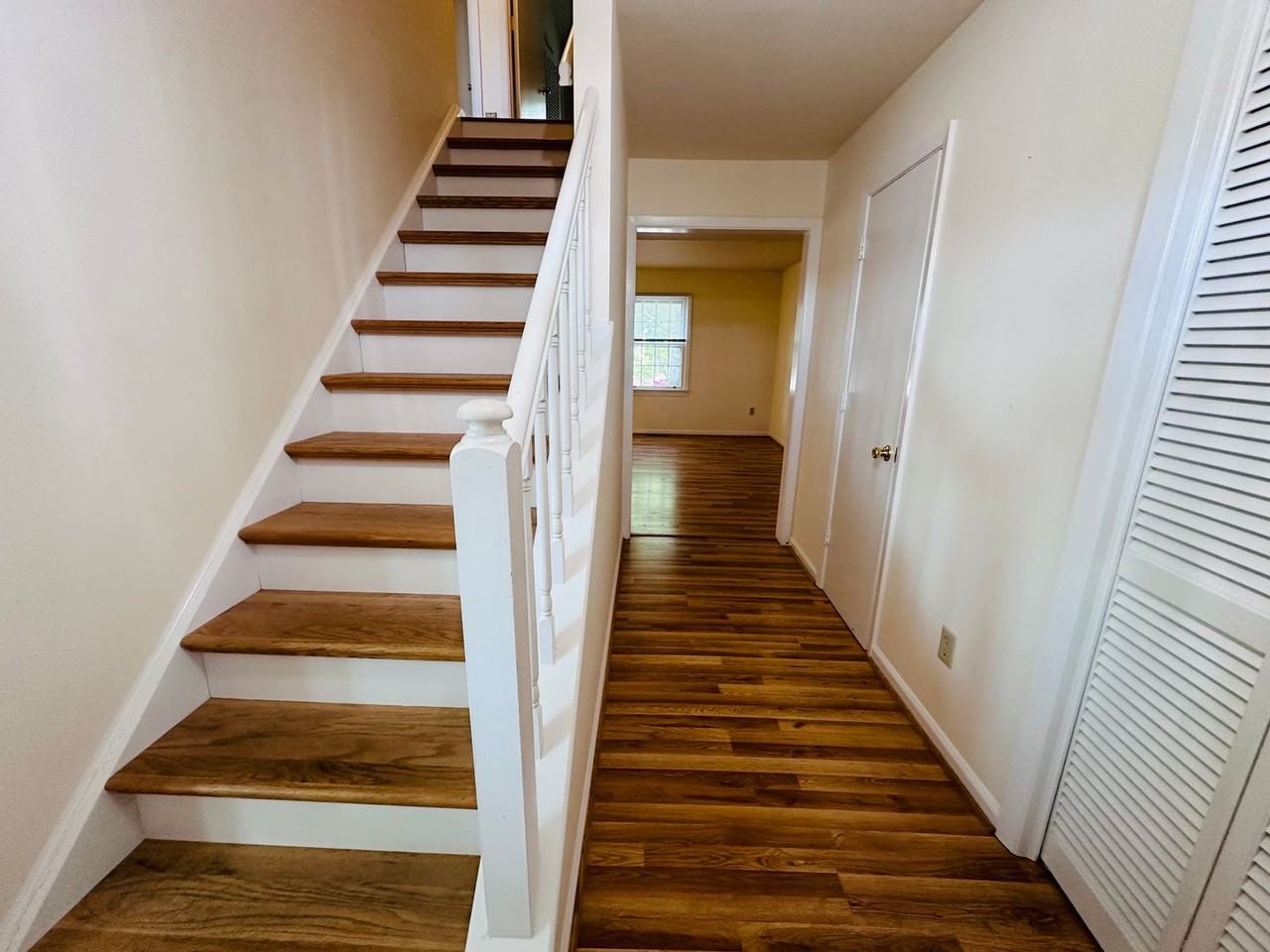 109 Yorkshire Ct - Photo 2 of 14