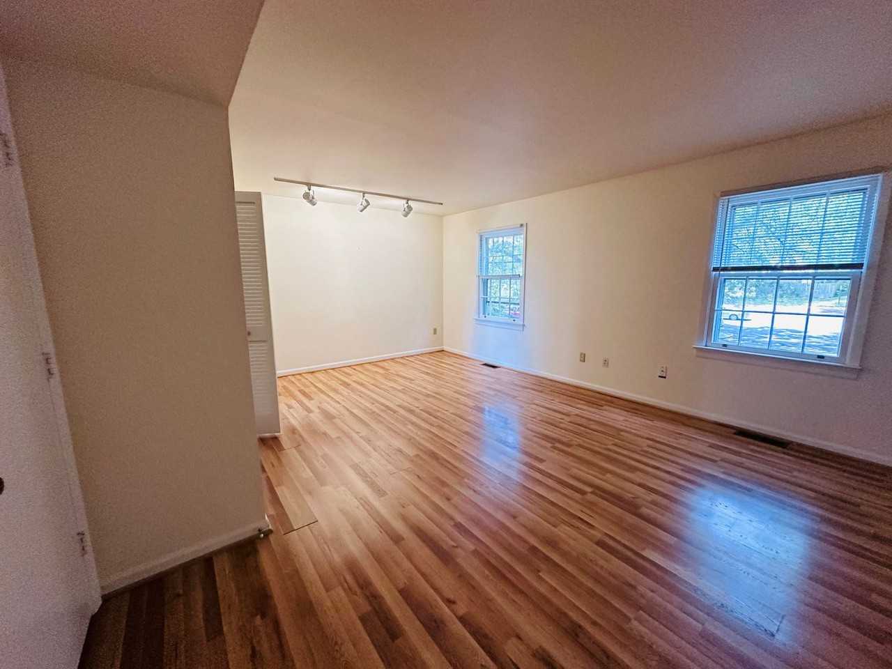 109 Yorkshire Ct - Photo 5 of 14