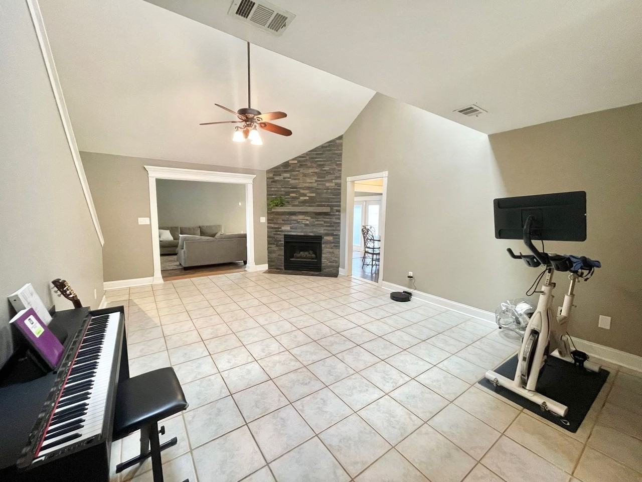 132 Menzel St - Photo 3 of 33