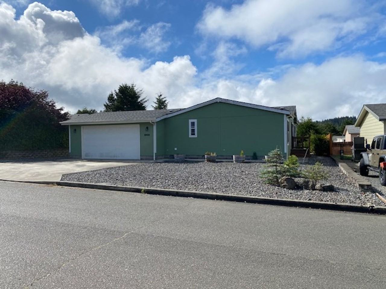 949 Blanco Ave - Photo 4 of 28