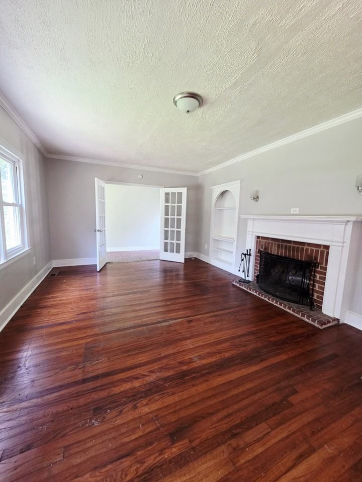 302 E Greene St - Photo 2 of 9