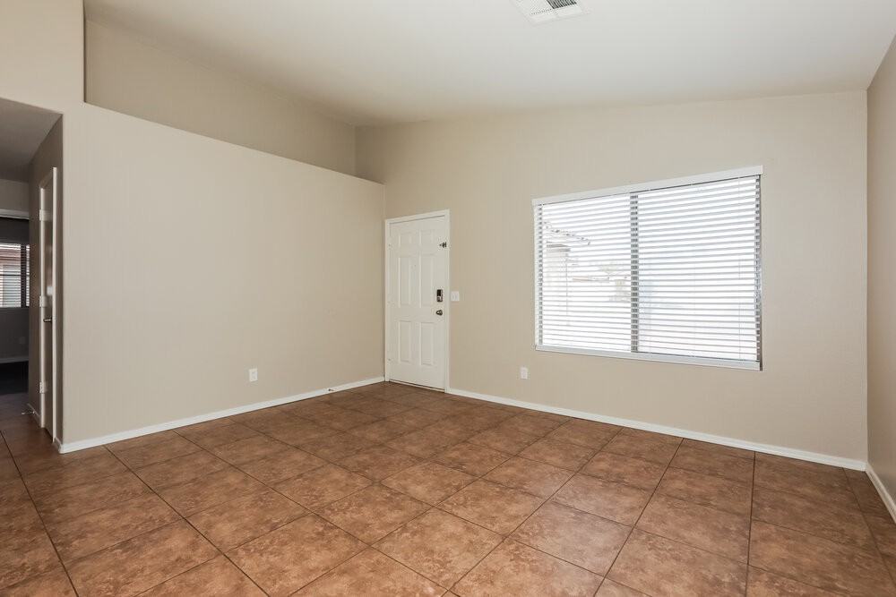 1033 E Yuma Ave - Photo 3 of 16