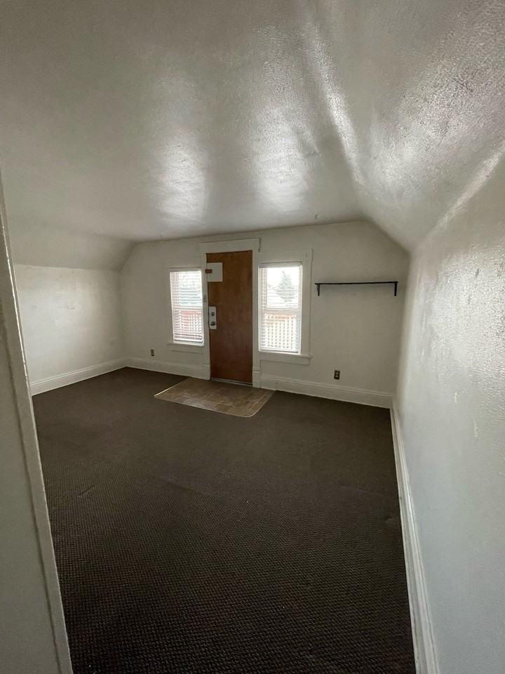 524 Gladstone St #1 - Photo 4 of 13