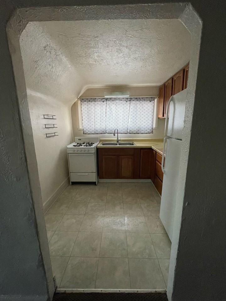 524 Gladstone St #1 - Photo 6 of 13