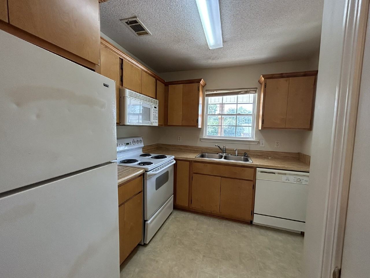 101 Hall St - Photo 4 of 10