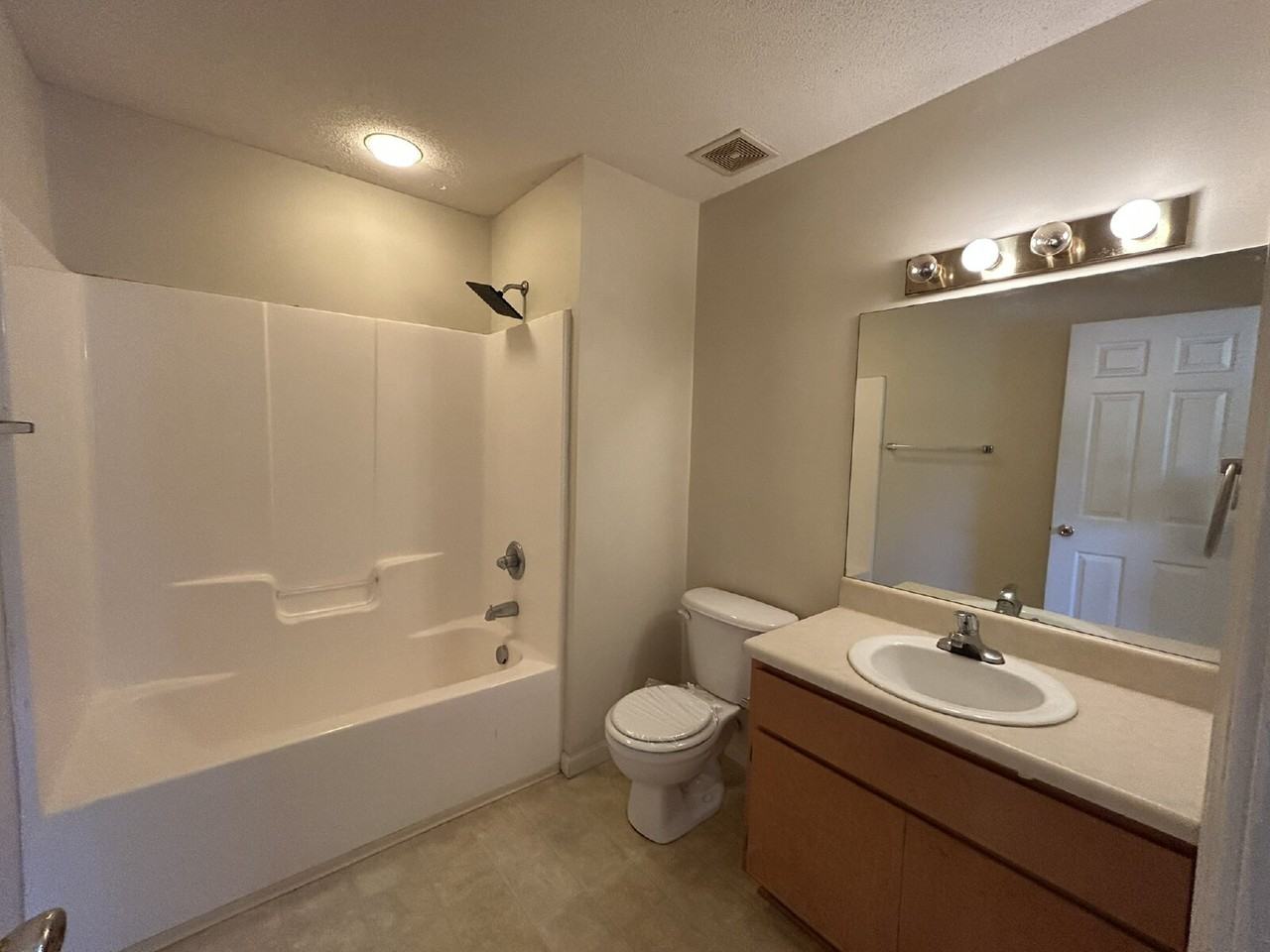 101 Hall St - Photo 5 of 10