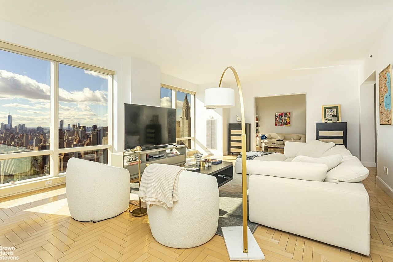 845 United Nations Plz #62B - Photo 2 of 12