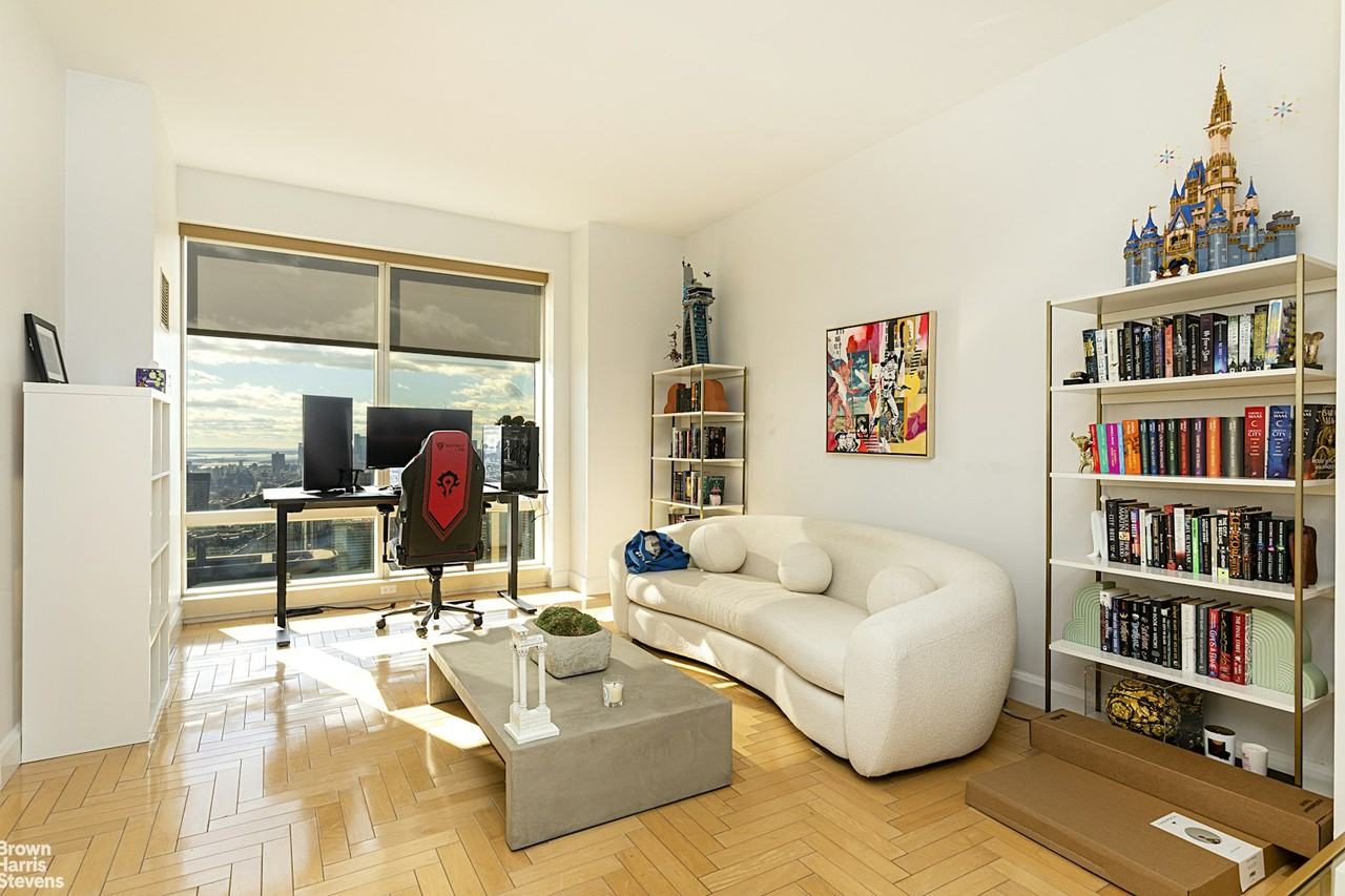 845 United Nations Plz #62B - Photo 4 of 12