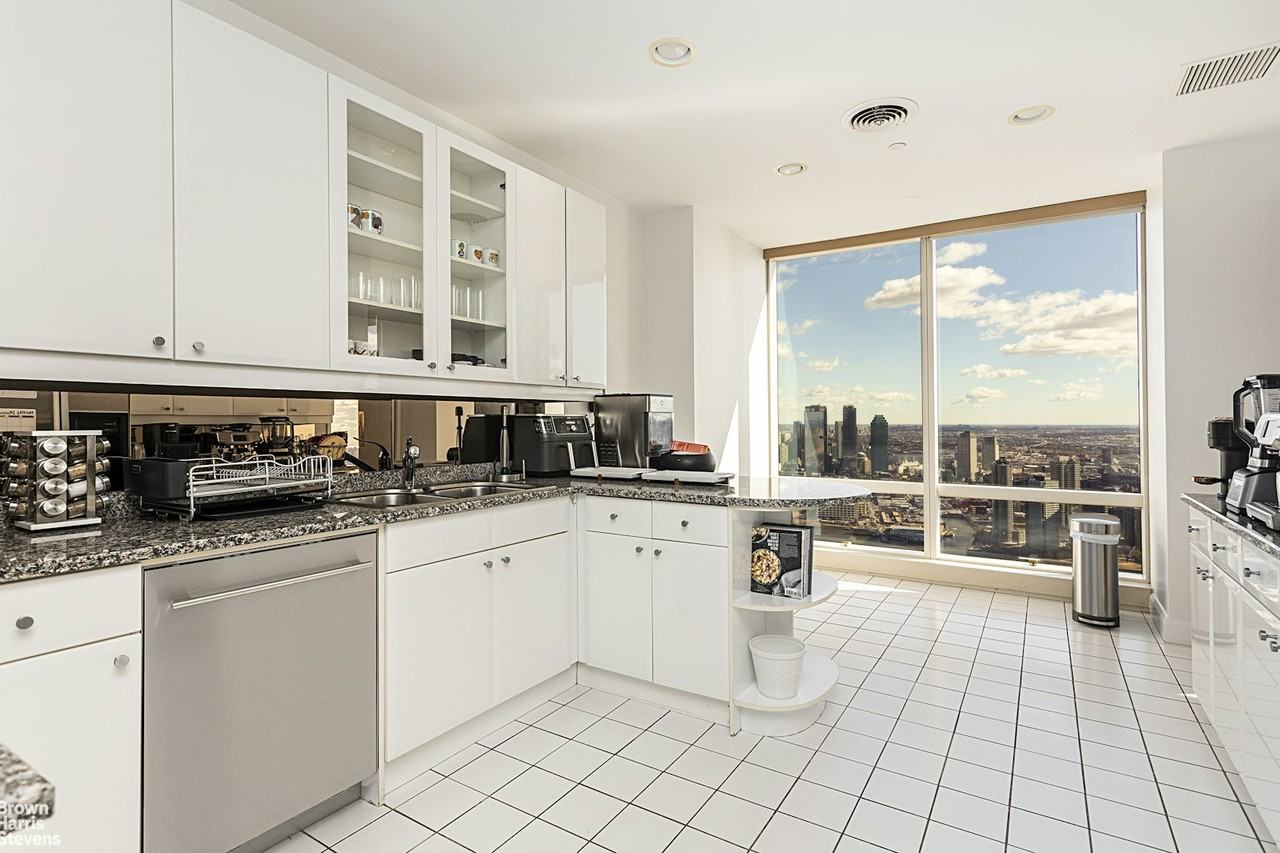 845 United Nations Plz #62B - Photo 7 of 12