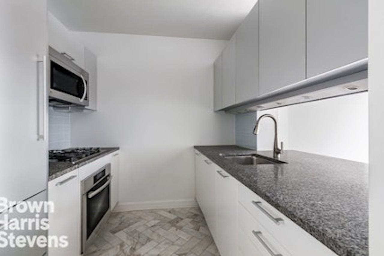 100 Riverside Blvd #14D - Photo 3 of 13