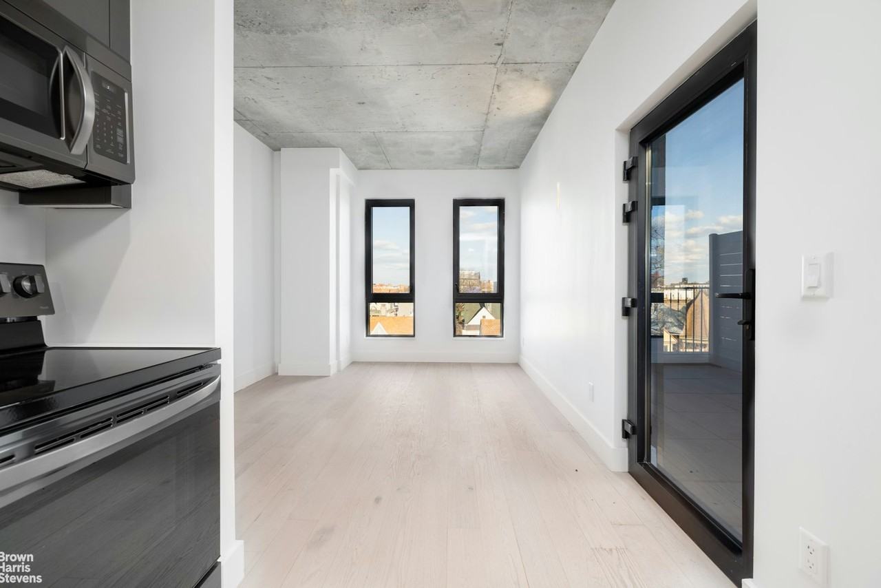 458 E 25th St #PH2 - Photo 4 of 19