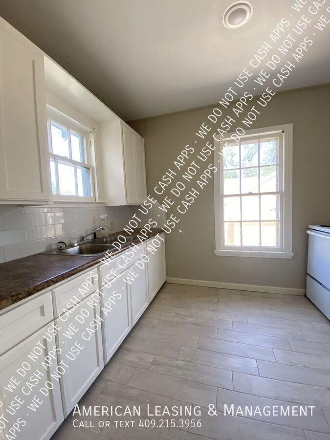 2245 Long St Uppr - Photo 2 of 7