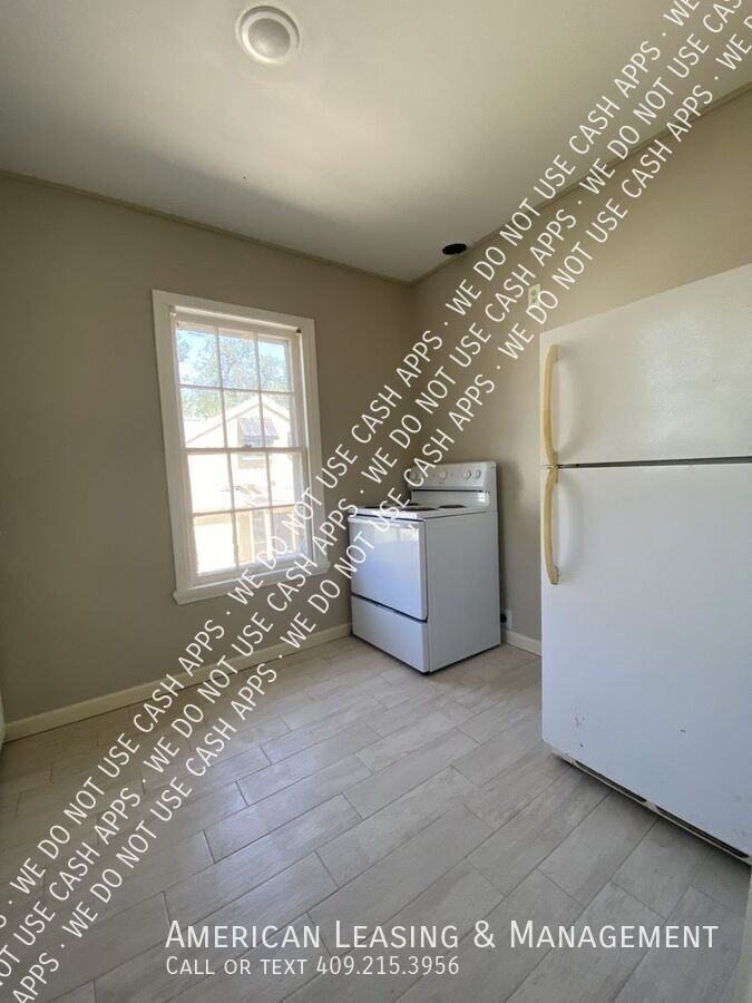 2245 Long St Uppr - Photo 3 of 7