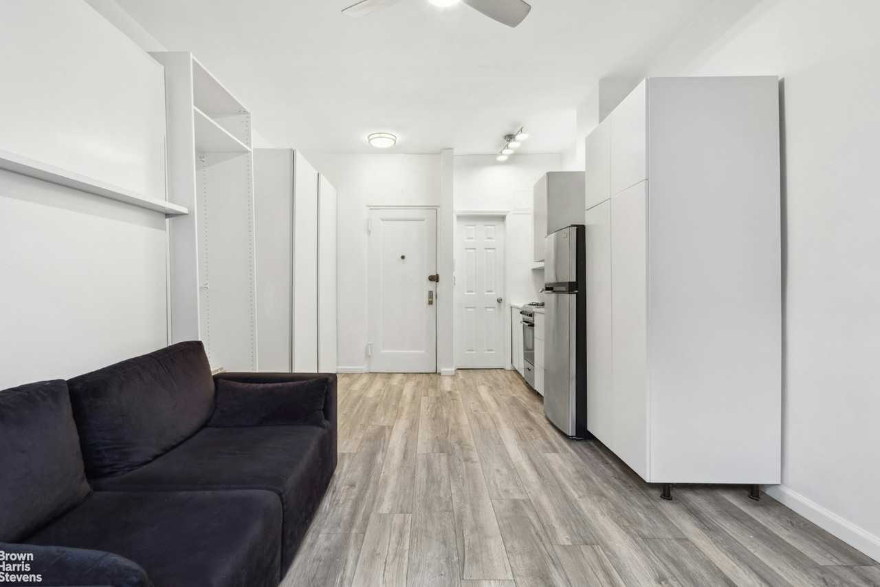 453 W 22nd St #2R
