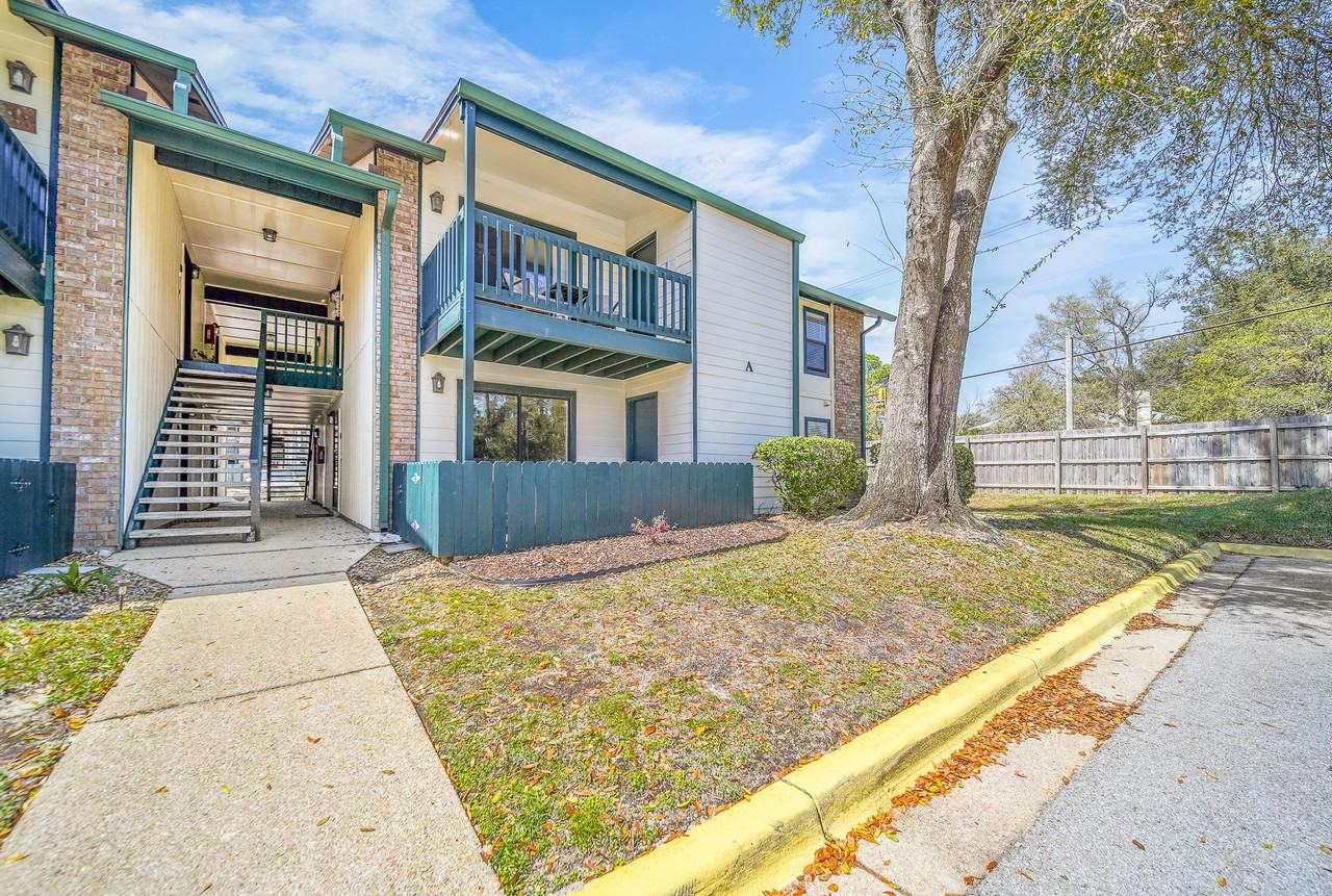 2299 Scenic Highway - Photo 2 of 33