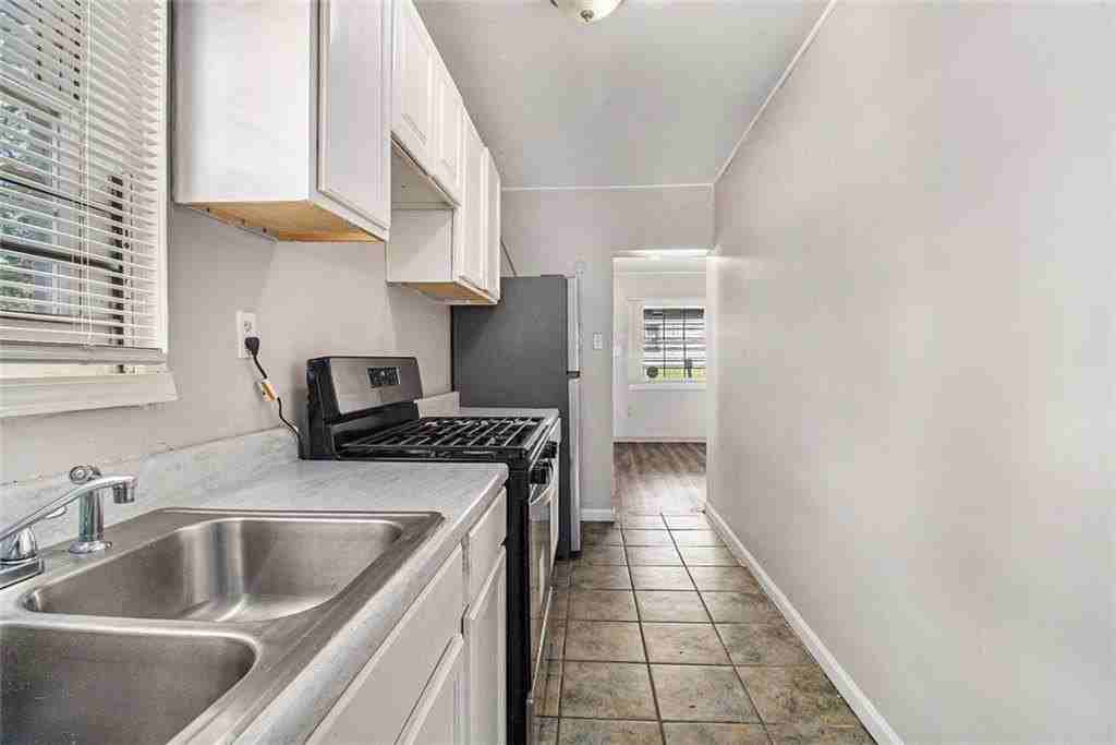 1129 Windsor Street Southwest - Photo 7 of 12