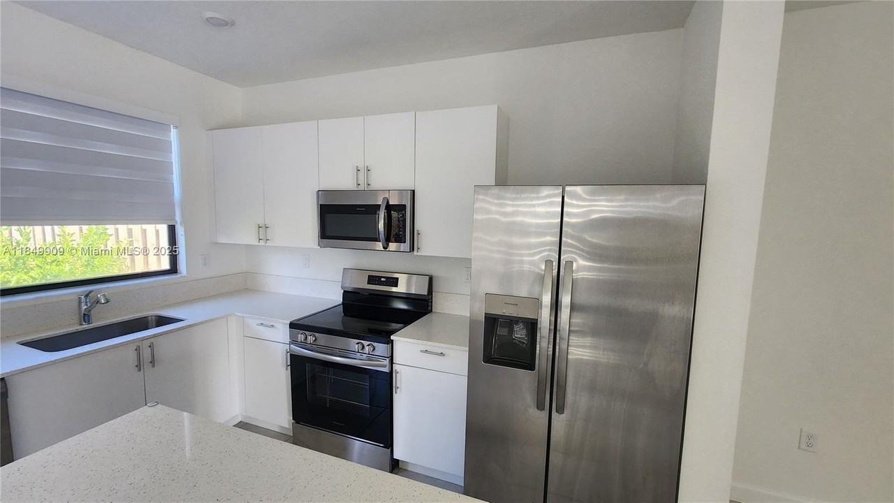 12897 Sw 234th St #12897 - Photo 6 of 24