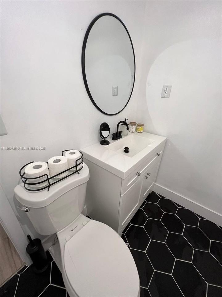 2701 Nw 24th Ct #R - Photo 4 of 20