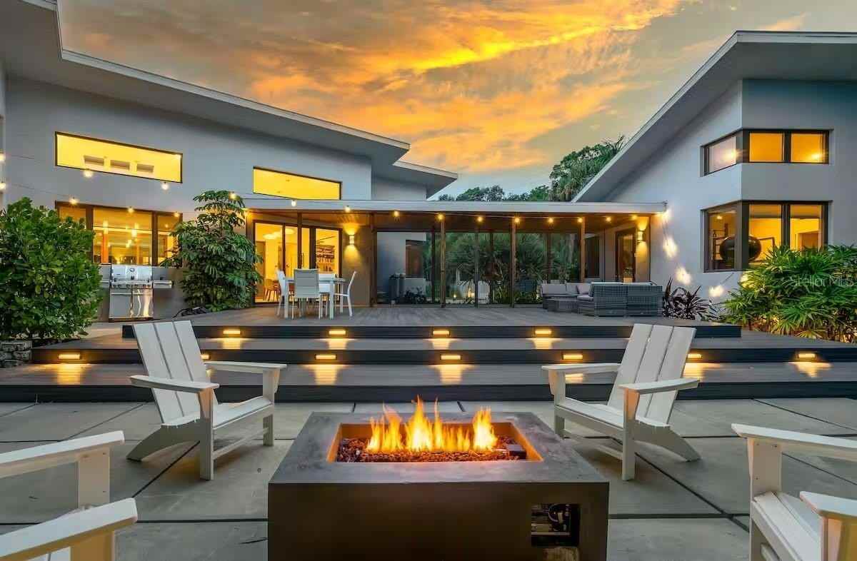 587 47th St - Photo 2 of 26