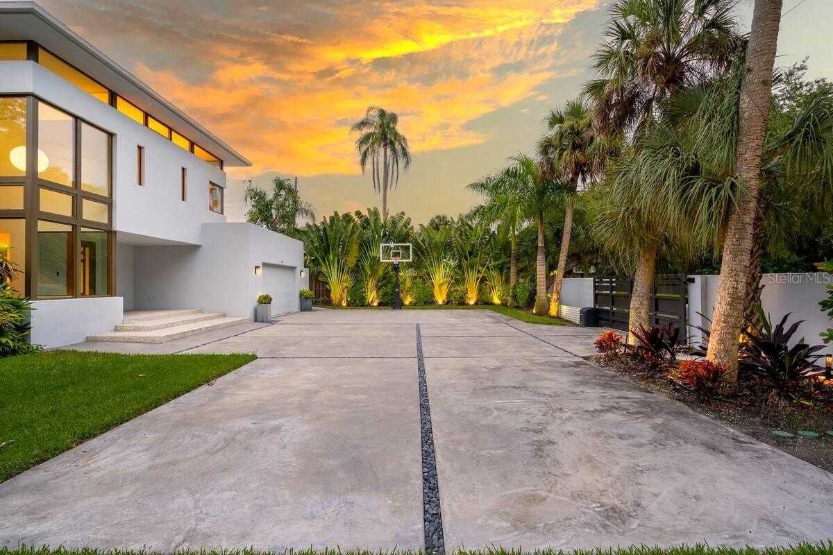 587 47th St - Photo 3 of 26