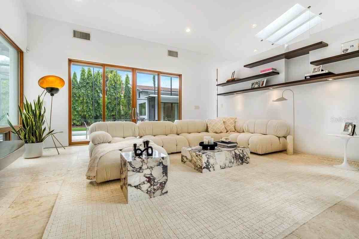 587 47th St - Photo 5 of 26