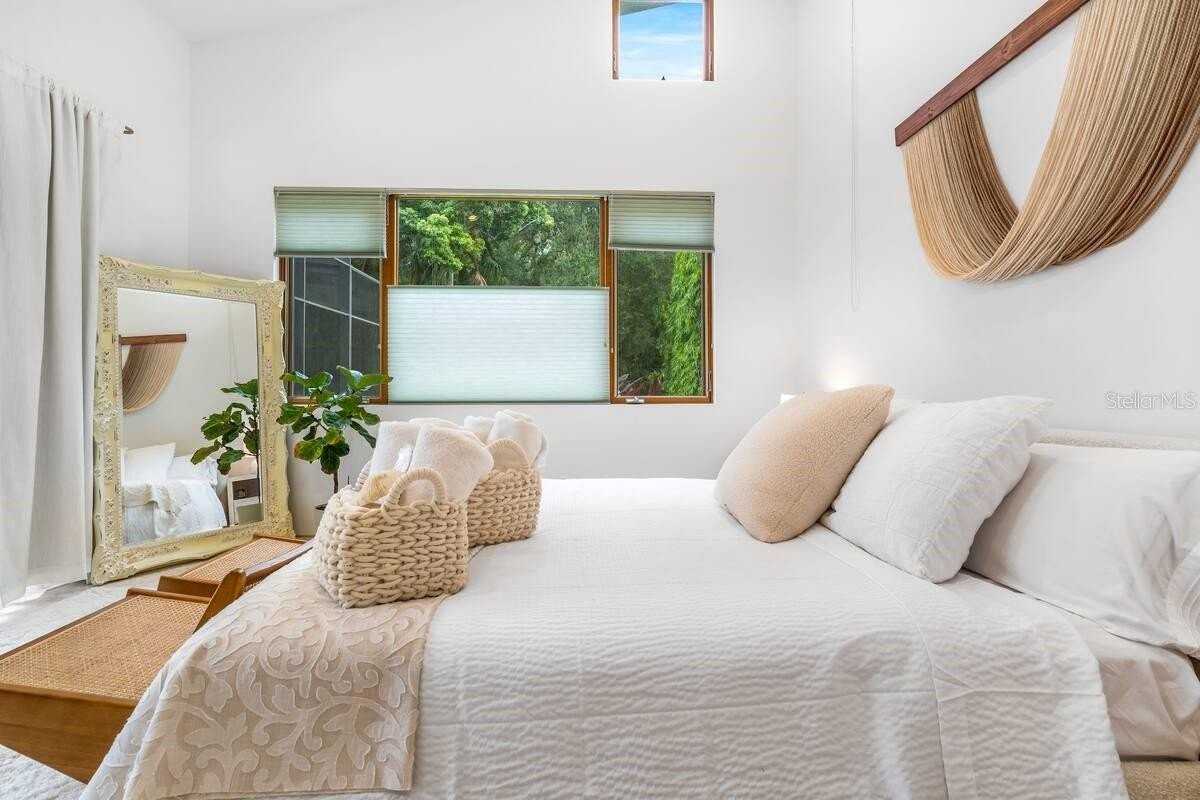 587 47th St - Photo 6 of 26