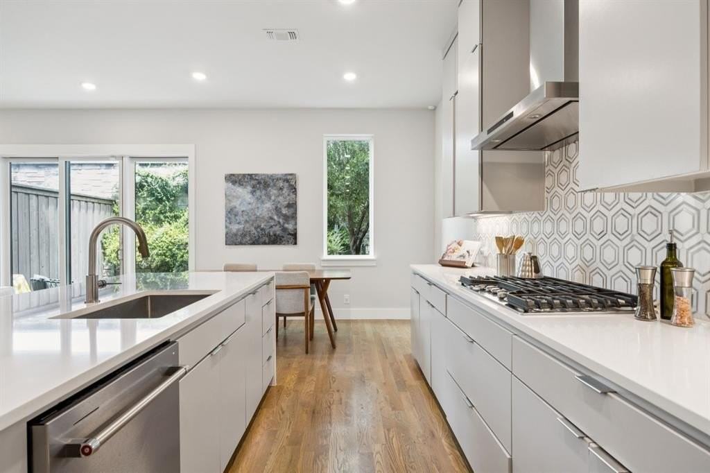 3943 Bowie Ln - Photo 7 of 30